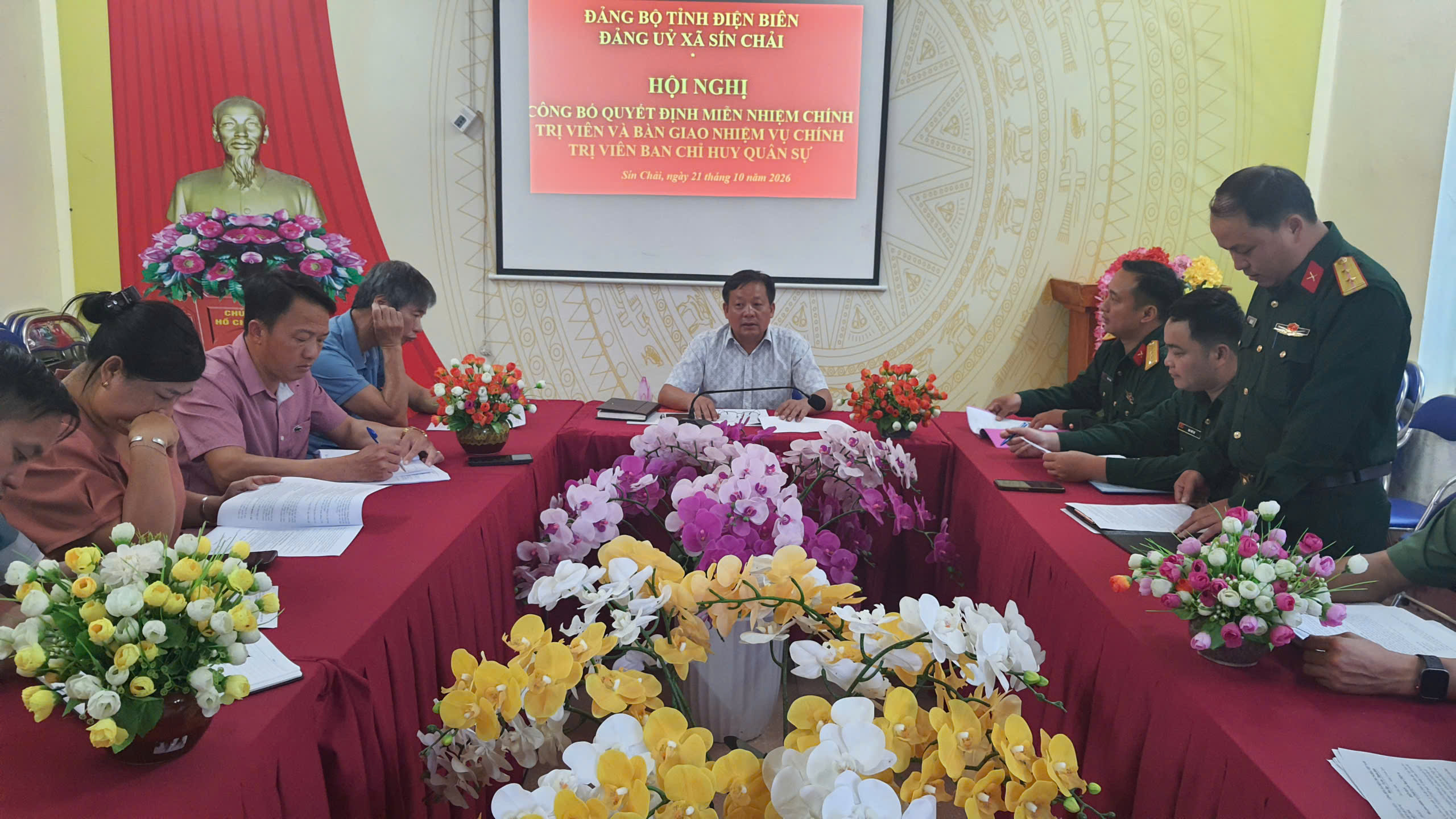 HỘI NGHỊ CÔNG BỐ QUYẾT ĐỊNH MIỄN NHIỆM VÀ BÀN GIAO NHIỆM VỤ CHÍNH TRỊ VIÊN BAN CHỈ HUY QUÂN SỰ XÃ