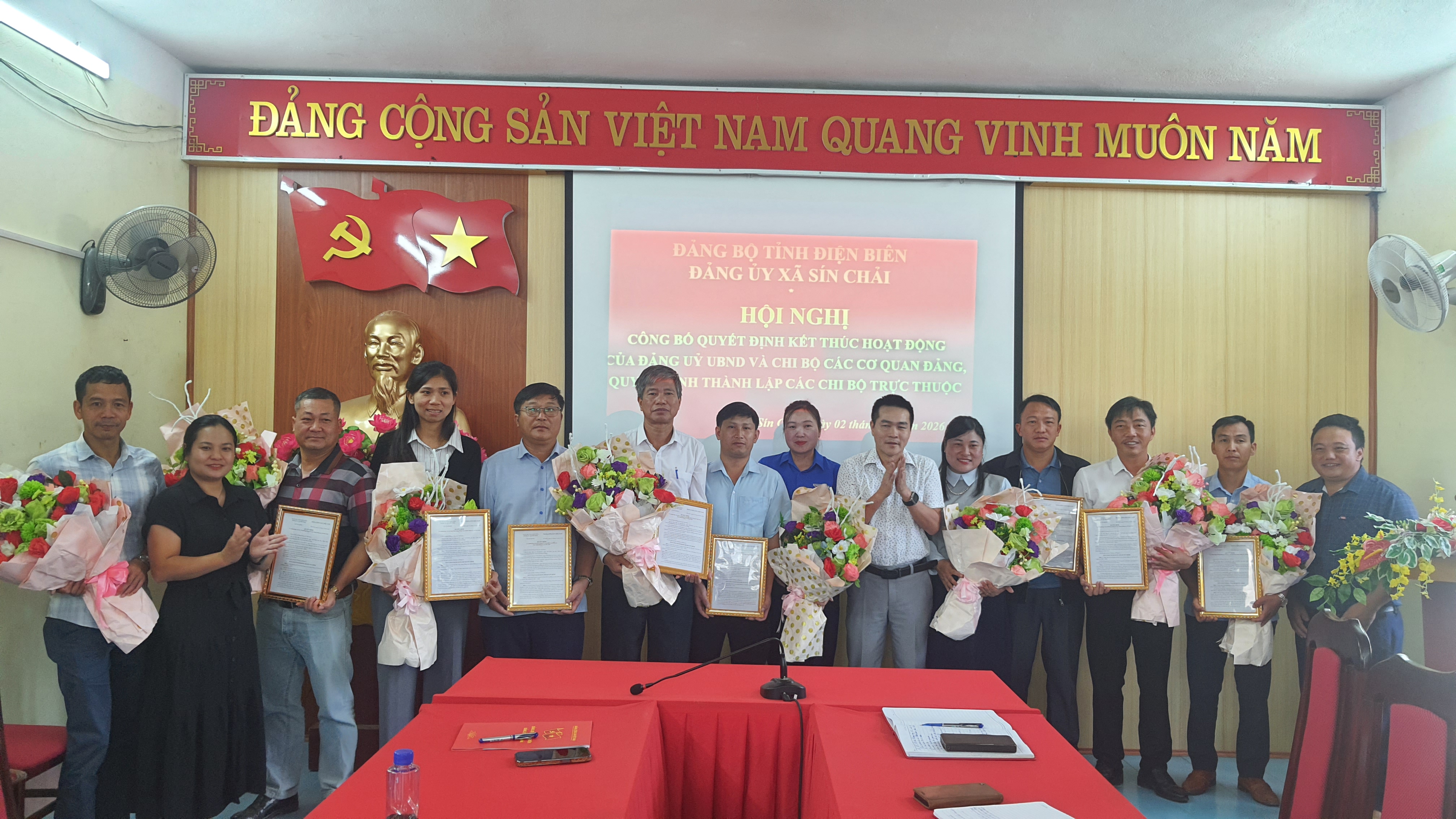Đảng ủy xã Sín Chải công bố Quyết định kết thúc hoạt động một số tổ chức đảng và thành lập các chi bộ trực thuộc Đản ủy xã